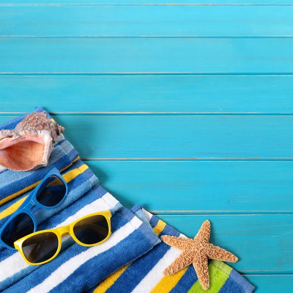 Scena Sulla Spiaggia Con Asciugamano Strisce Occhiali Sole Stelle Marine — Foto Stock