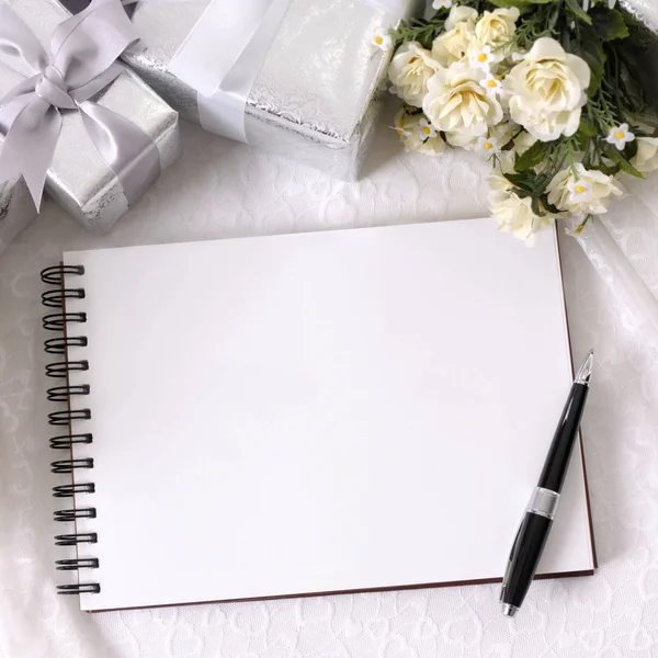 Svatební dary a kniha psaní — Stock fotografie