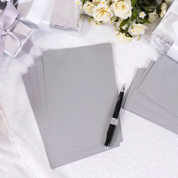 Regalos de boda con papel de escritura —  Fotos de Stock