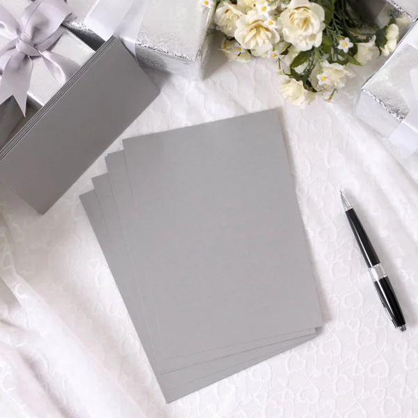 Regalos de boda con papel de escritura —  Fotos de Stock