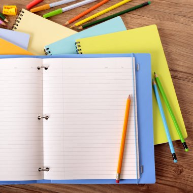 Mavi proje klasörü ile öğrencinin Masası