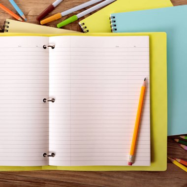 Sarı proje klasörü ile öğrencinin Masası