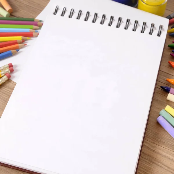 Okul kitap pastel boya kalemleri — Stok fotoğraf
