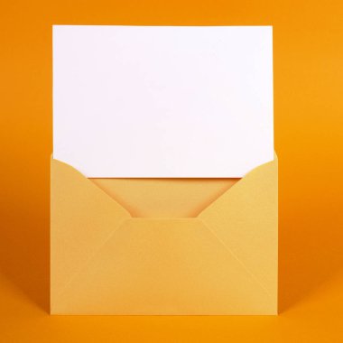 Boş ileti kartı ile altın zarf