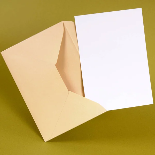 Envelope com cartão de mensagem em branco — Fotografia de Stock