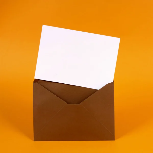 Enveloppe marron avec carte de message vierge — Photo