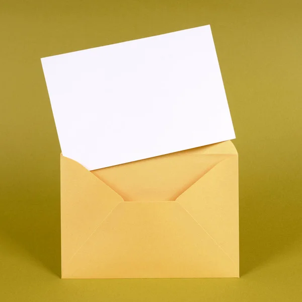 Guld kuvert med tomt meddelande kort — Stockfoto
