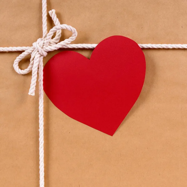 Подарок на день Святого Валентина с подарочной биркой, посылка из коричневой бумаги ba — стоковое фото