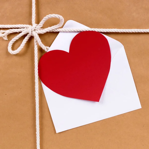 Картка валентинки або подарункова бирка, коричневий паперовий пакет або посилка — стокове фото