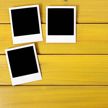 Bir tabloda boş fotoğraf baskıları