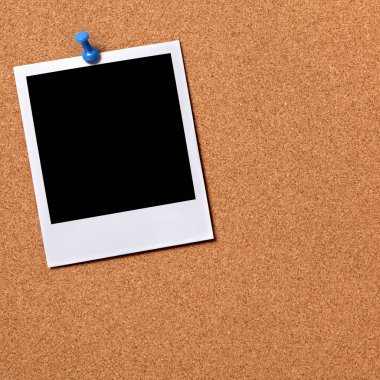 Mantar panosuna iğnelenmiş boş fotoğraf