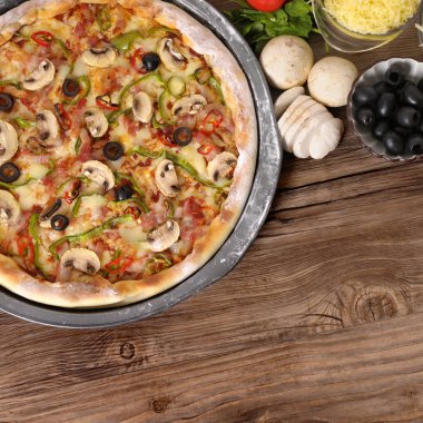 Malzemeler ve tasarlamak taze pişmiş Pizza