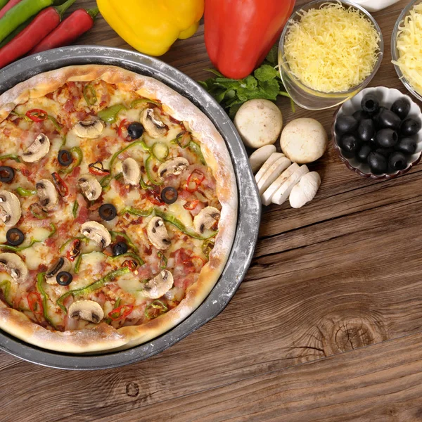 Frisch gebackene Pizza mit Zutaten und Copyspace — Stockfoto