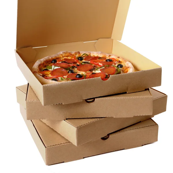 Pizza recién horneada con pila de cajas de entrega — Foto de Stock
