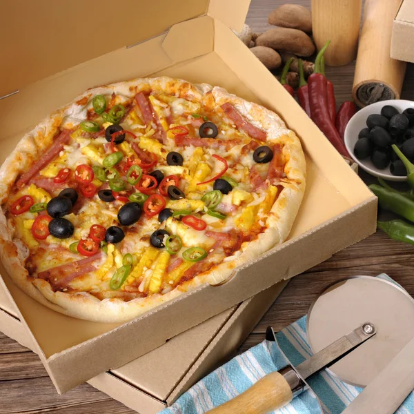 Pizza recién horneada en caja de entrega con ingredientes . — Foto de Stock