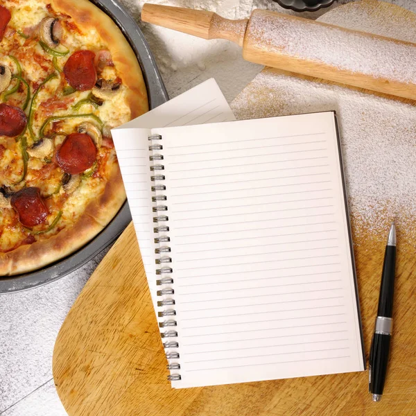 Pizza avec carnet — Photo