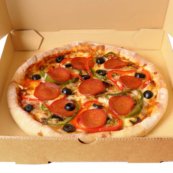 Pizza de Pepperoni recién horneada en una caja de entrega . — Foto de Stock