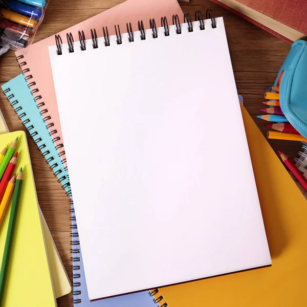 Bureau étudiant avec livre blanc, espace de copie — Photo