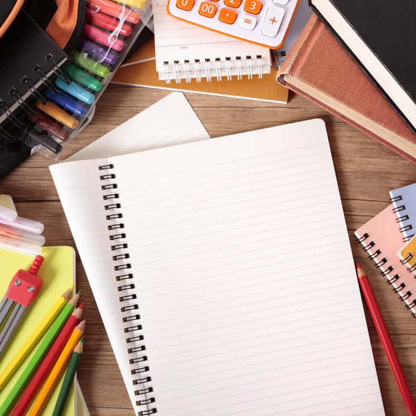 Escritorio de estudiante ocupado con cuaderno plegado en blanco —  Fotos de Stock