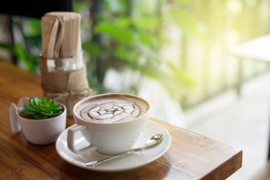 ahşap masa üzerinde sıcak çikolata Kupası