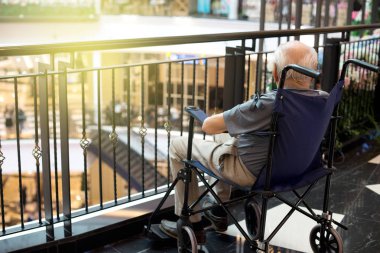 yaşlı adam yalnız alışveriş merkezinde