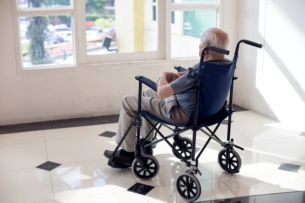 Magányos öreg ember — Stock Fotó