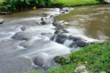 taşın altına akan su