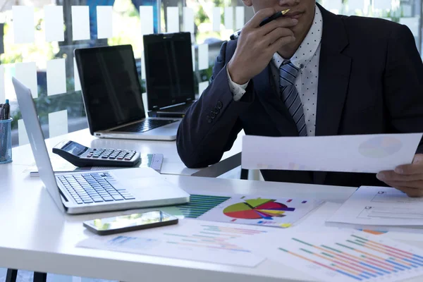 kullanma bilgisayar yönetim işadamı otur