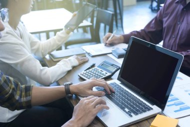 insanlar el laptop ile masada çalışıyor. 