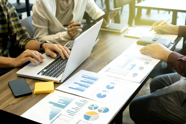 Hombre y mujer de negocios discutiendo sobre startup — Foto de Stock