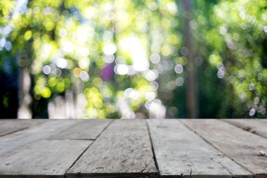 bokeh ile bulanıklık arka plan önünde ahşap masa