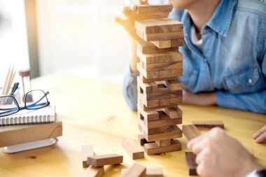 erkek ve kadın ahşap malzeme oyuncak blok oyun