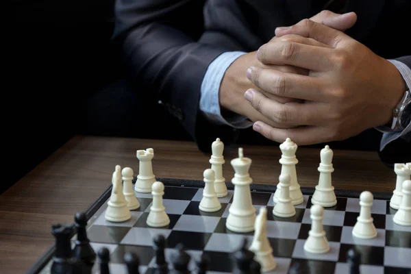 Empresario pensando cómo jugar ajedrez — Foto de Stock