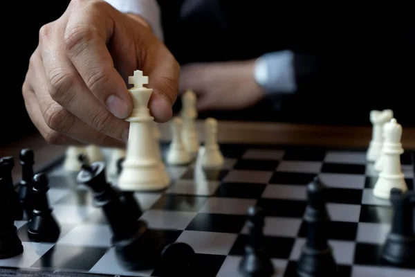 Podnikatel hrát šachy použít král - šachová figurka bílé k havárii ove — Stock fotografie