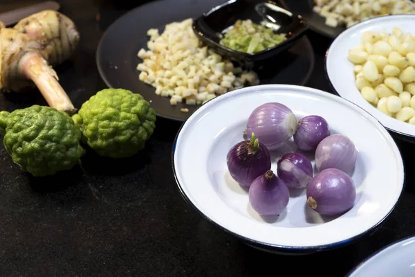 Ail d'oignon dans un plat blanc avec jeune plumule vert et Bergam — Photo