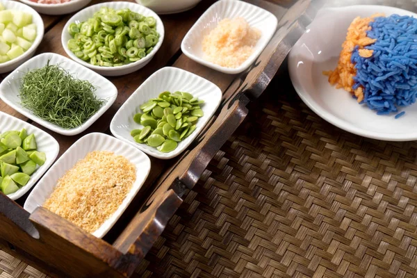 Thailändischer Reissalat mit Gemüse auf Holzteller — Stockfoto