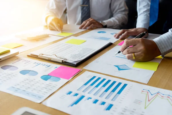 Dos hombres de negocios trabajando con gráfico gráfico — Foto de Stock