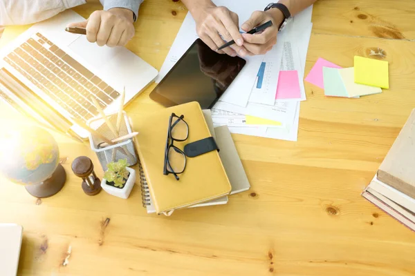 Ahşap masa üzerinde çalışan grafik tasarımı için takım çalışması