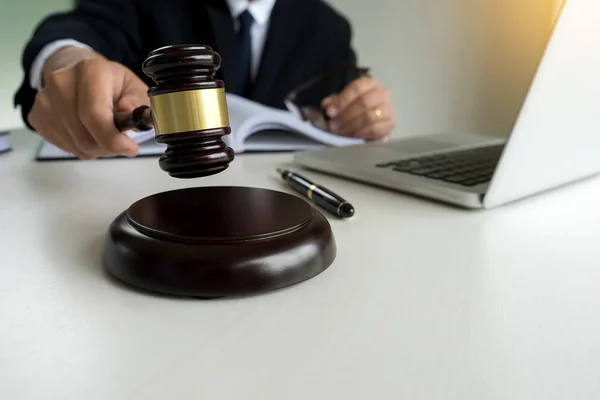 Judge adjudicate in courtroom Referee hammer the gavel — Stock Photo, Image