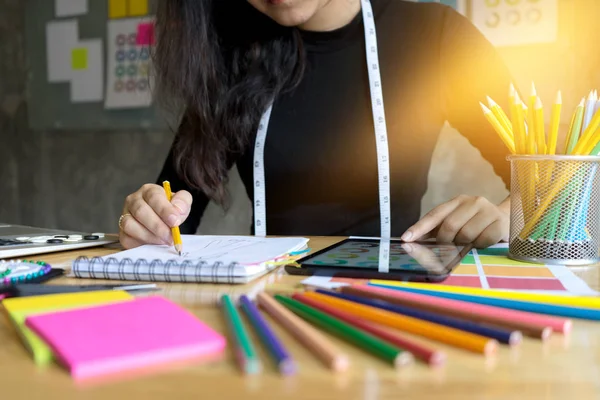 Genç Moda Tasarımcısı çalışma tablo