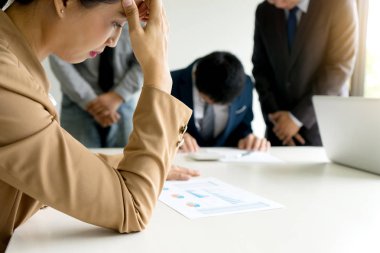 iş kadını patronu baş lider hissediyorum üzgün 