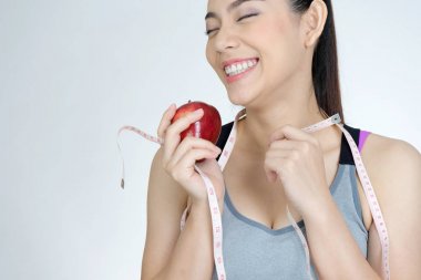 elma meyve beyaz arka plan üzerinde ince kadın gövdeli