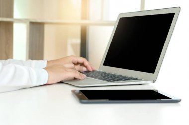 Genç Asyalı kadın iş Danışma beyaz sesi bilgisayar tablet, beyaz tablet ekran ve bilgisayar ekran kırpma yoluyla