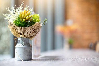 Çelik vazo duvar arka plan vintage tonda çiçek bulanıklık