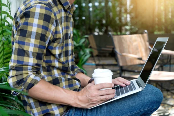 Hombre Negocios Hacen Uso Computadora Fuera Oficina Jardín Verde Aire — Foto de Stock