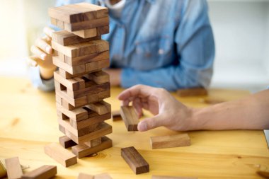 iş kavramı planı ve risk projesi iş takım iş tarafından görüntü ahşap blok Kulesi mimari modeli ile