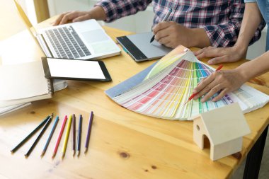 Takım çalışması için grafik tasarım ahşap masa bilgisayar tablet elektronik kalem ve renk grafiği, beyaz bilgisayar ekranı ve tablet ekranıyla kırpma yolu ile çalışma.