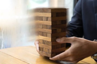 iş kavramı planı ve risk projesi iş takım iş tarafından görüntü ahşap blok Kulesi mimari modeli ile hareket ve ahşap blok eylem sallamak