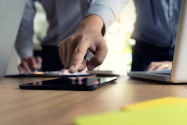 ekip çalışması office toplantıda çalışma ve iş proje vintage tarzı hakkında danışın