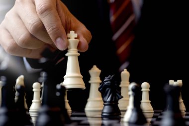 İşadamı Satranç King satranç çökmesine parça beyaz devirmek rakip kavramı iş stratejisi kazanmak için kullanın
